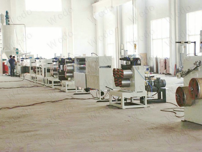 Машины для производства упаковочной ленты из полипропилена и ПЭТ, Экструзионная машина для производства полиэтиленовых лент из полипропилена